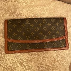 AUTHENTIC VINTAGE Louis Vuitton clutch